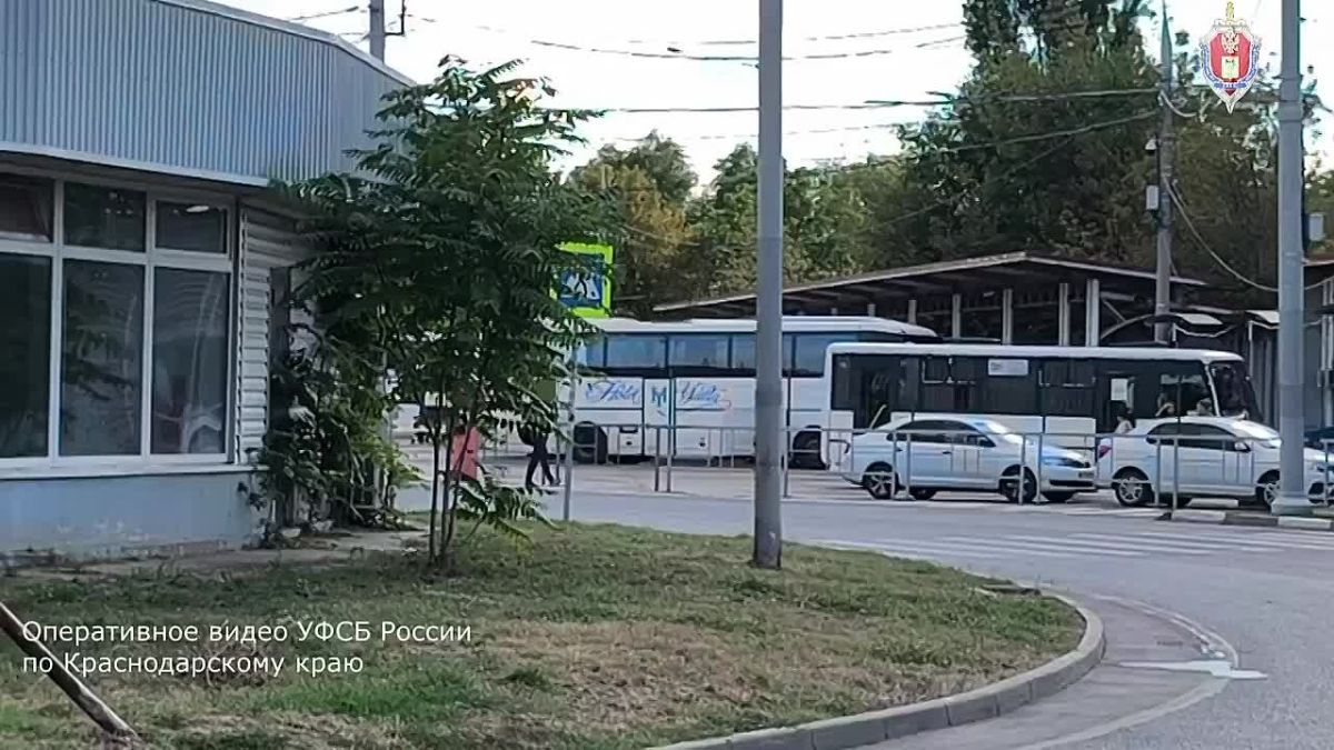 Сотрудники УФСБ России по Краснодарскому краю задержали гражданина РФ, пытавшегося выехать из страны для вступления в украинское военизированное объединение