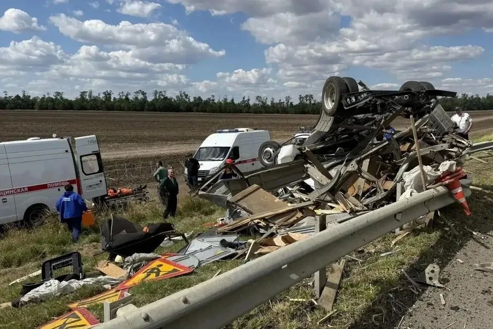 Два грузовика столкнулись на трассе в Гулькевичском районе