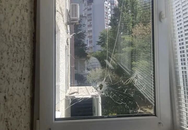 Повреждено больше 500 квартир, около 80 частных домов: мэр Новороссийска опубликовал новые кадры разрушений после страшной атаки беспилотников