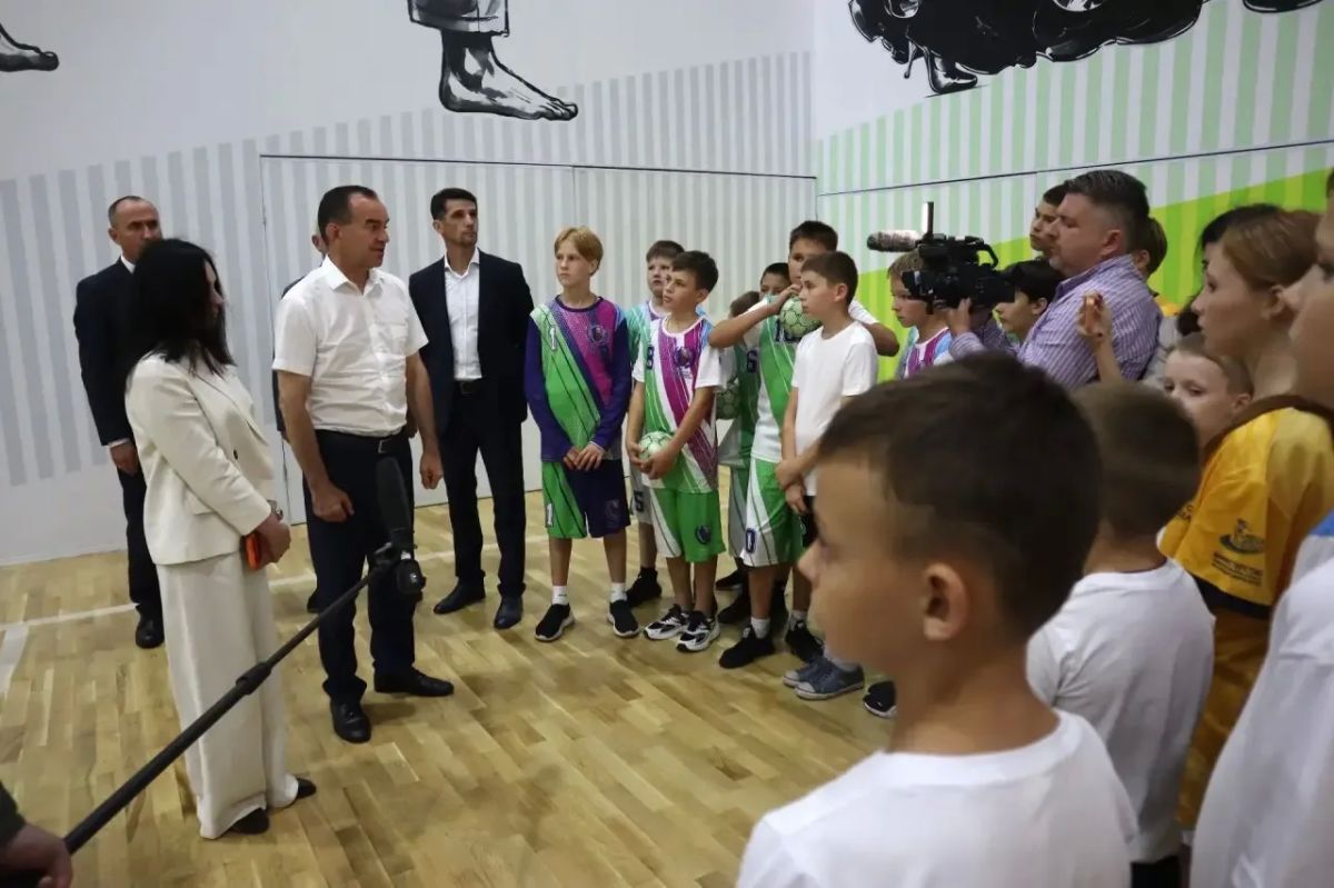 Губернатор Краснодарского края Вениамин Иванович Кондратьев и Президент фонда поддержки физической культуры и спорта "Стань чемпионом" Надежда Викторовна Ерастова посетили физкультурноспортивный комплекс «Стань чемпионом» в...