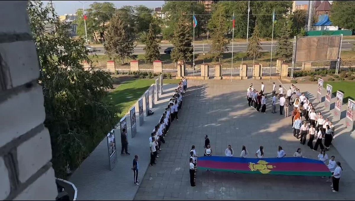 В преддверии Дня образования Краснодарского края в Ейском полипрофильном колледже прошёл яркий флешмоб! Вместе с руководством Центра молодёжи Ейского района в нём приняли участие студенты отделения физического воспитания