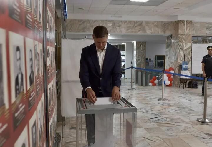 Выборы 2026: депутат Государственной Думы Сергей Алтухов принял участие в голосовании в Новороссийске