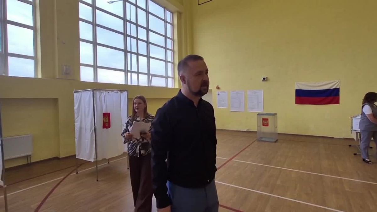 На участках многолюдно в первые же часы