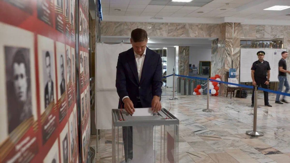 Депутат Госдумы Сергей Алтухов, который всегда остается в очном контакте с жителями Кубани, принял участие в выборах