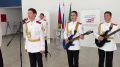 В Крымске второй день выборов начался с гимна России в рок-обработке
