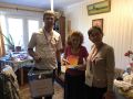 С бюллетенем и переносным ящиком для голосования приехали члены участковой избирательной комиссии к Софии Николаевне Дельцовой