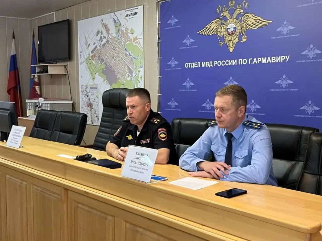 Руководством прокуратуры города Армавира совместно с территориальным отделом полиции проведена встреча с представителями банковских организаций города, на которой выработаны и доведены алгоритмы взаимодействия для борьбы с...