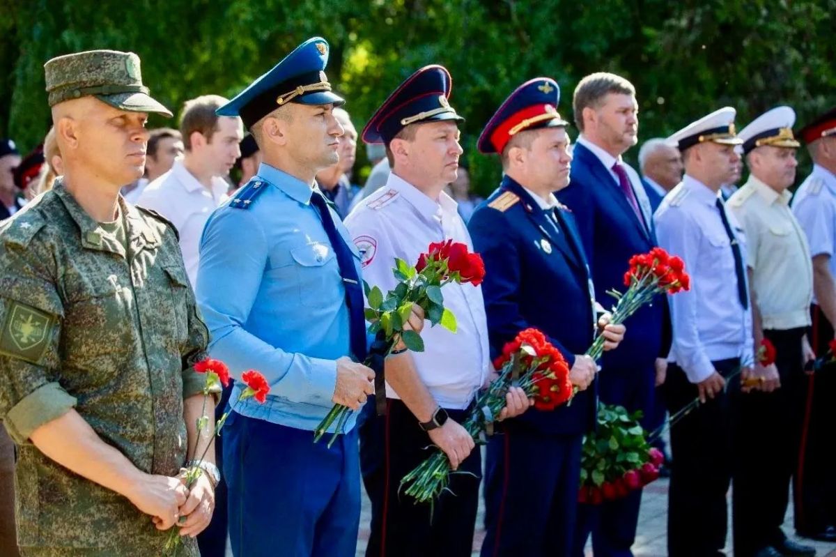 Работниками Анапской межрайонной прокуратуры принято участие в торжественном мероприятии на мемориальном комплексе «Вечный огонь»