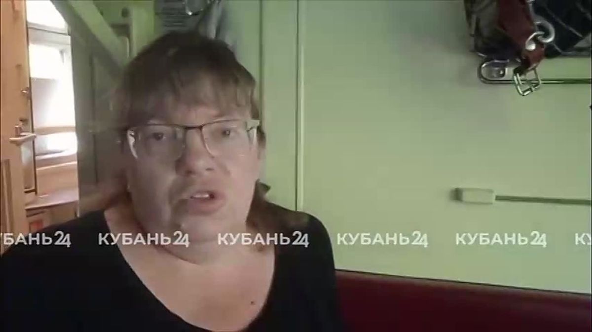 Обстановку в задерживающемся из-за ЧП в Ростовской области поезде показал шеф-редактор телеканала «Кубань 24» Алексей Заборянский.
