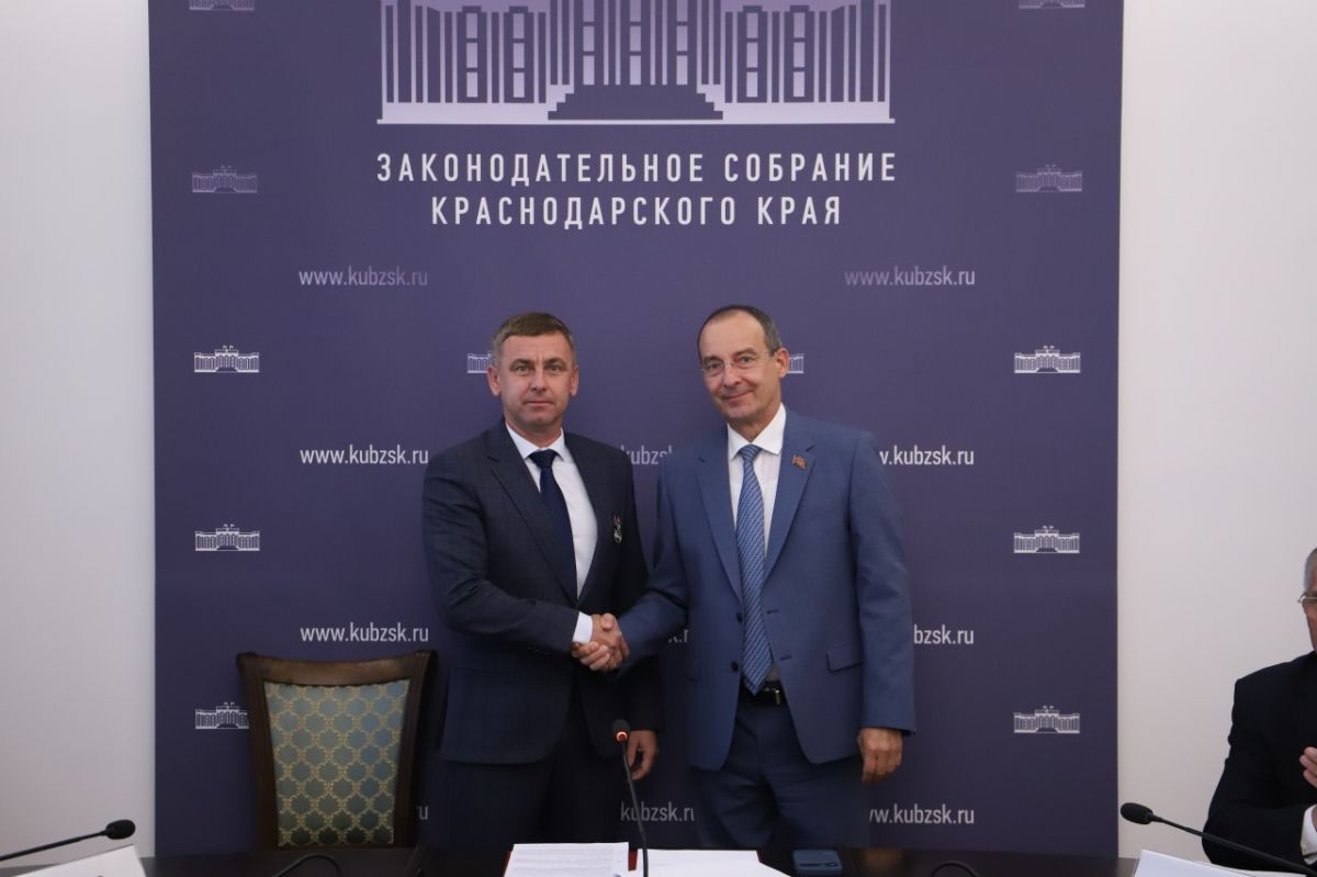 Руководитель кубанского парламента вручил награды депутатам ЗСК