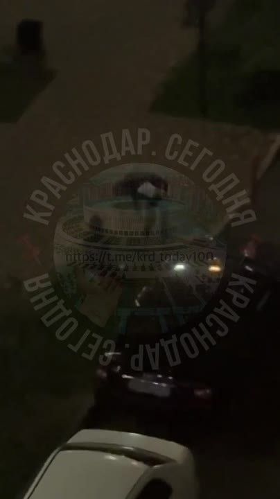 Очевидцы остановили мужчину, избивавшего девушку во дворе Краснодара