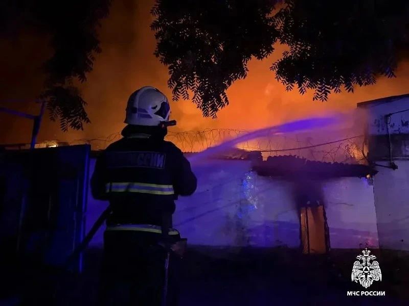 В Краснодаре горит склад стройматериалов