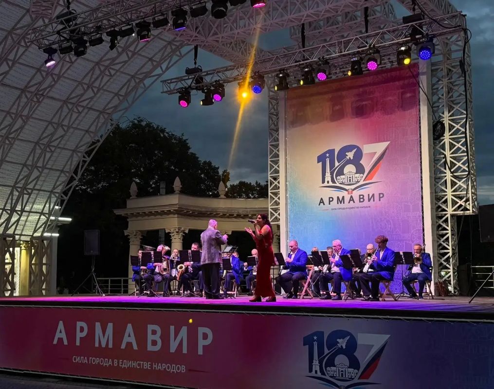 Праздничный концерт на Центральной площади Армавира