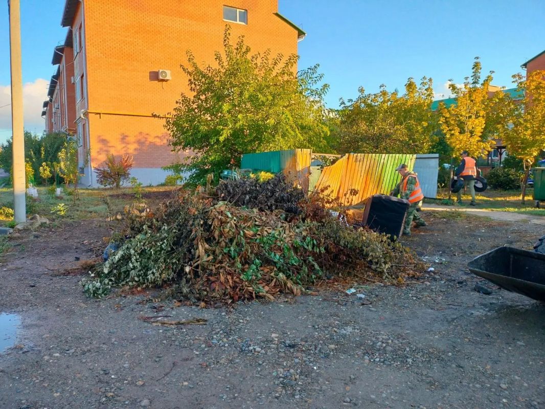 В ежедневной заботе о чистоте городских территорий у ейских коммунальщиков не стала исключением и сегодняшняя пятница