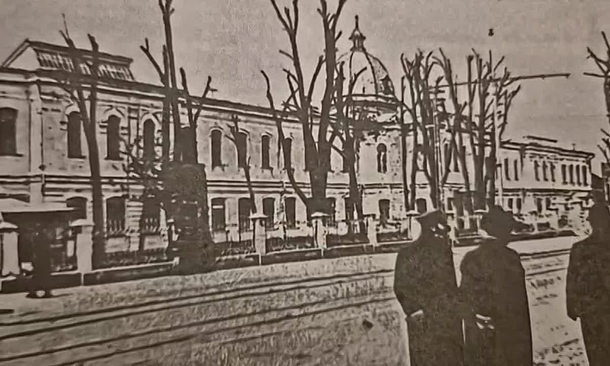 Вперёд вглубь веков!. Сегодня в рубрике «Ретро прогулка» мы оживили старое фото, сделанное на Красной, 35. И сейчас вы видите здание, которого уже нет