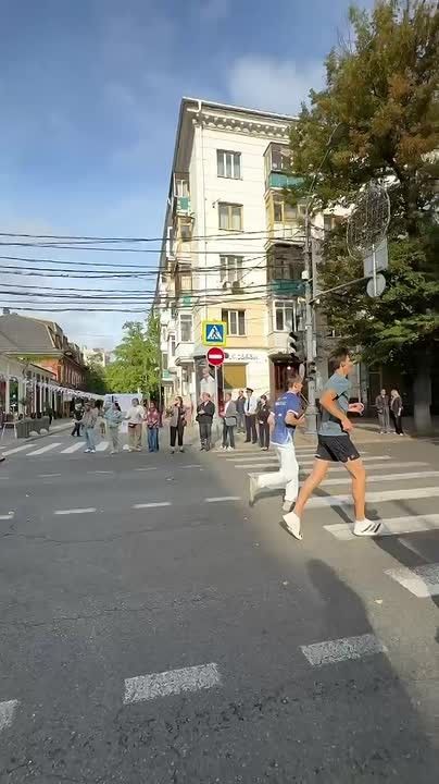 Евгений Наумов: 950 спортсменов вышли, а точнее выбежали сегодня на улицу Красную, чтобы поздравить наш город с Днём рождения