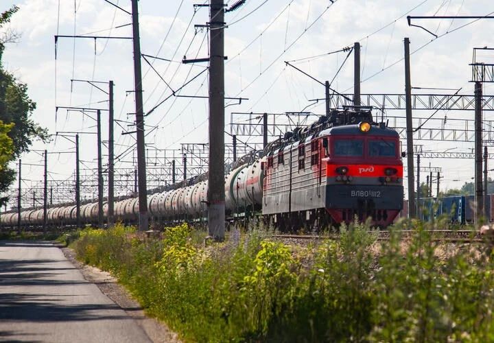 Вагоны сошли с рельсов, часть моста обрушилась