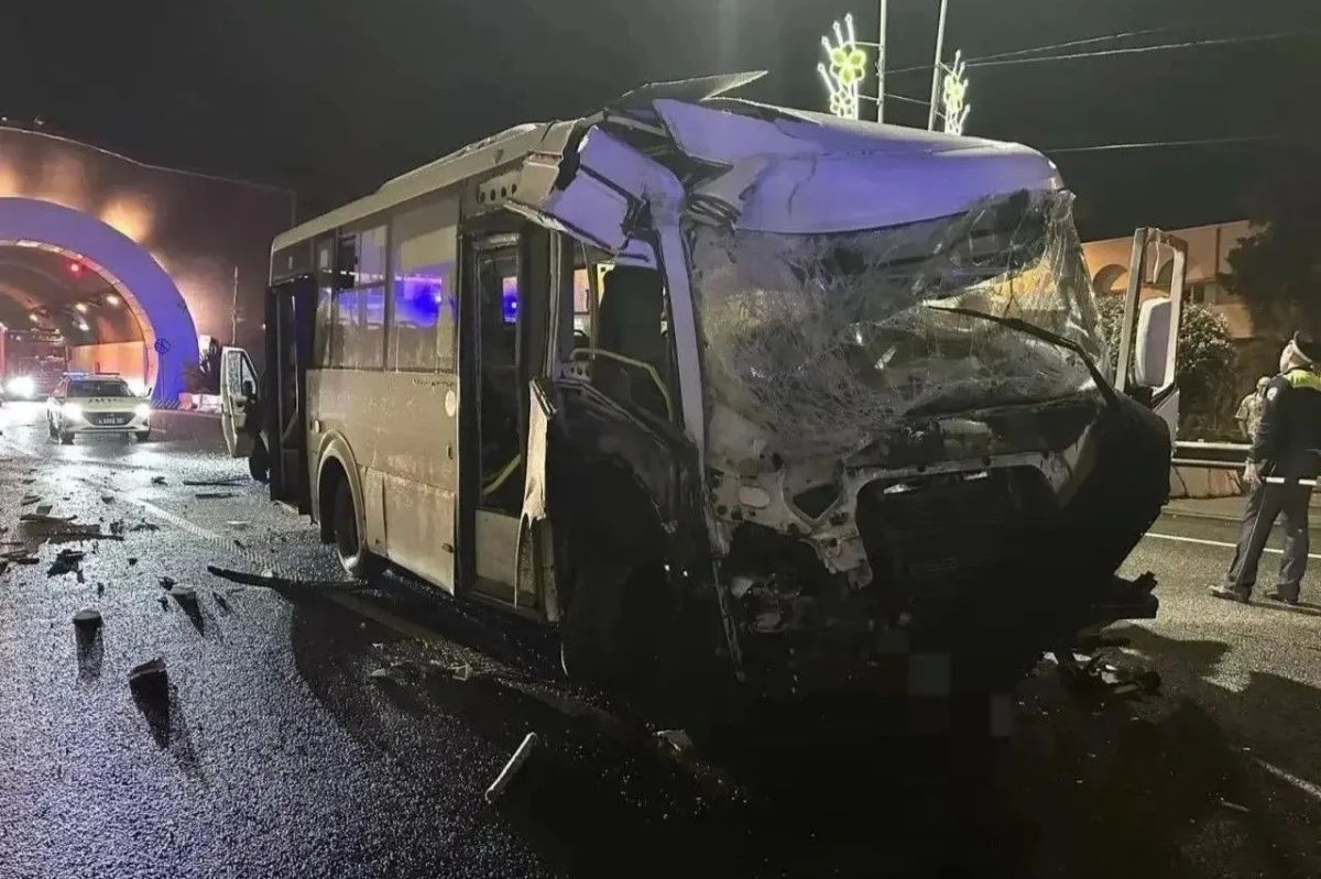 В Сочи автобус врезался в бетонную стену: пострадал водитель