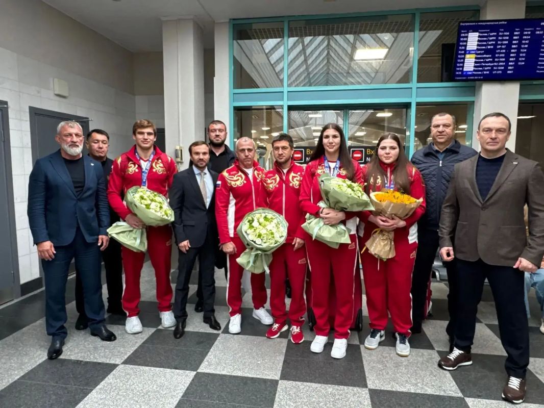 Наши чемпионы дома!. Сегодня в аэропорту Краснодара встретили звезд бокса - победителей и призеров чемпионата Европы