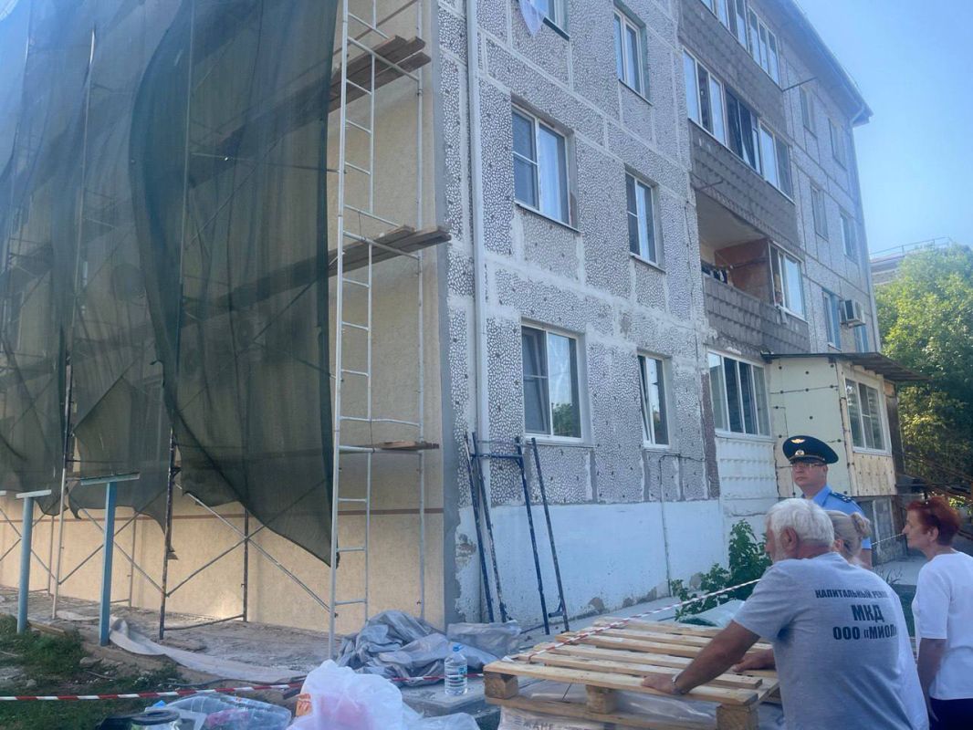 Крымская межрайонная прокуратура совместно с НКО «Фонд капитального ремонта МКД» и подрядчиком провела осмотр домов, где в 2026 году идет капремонт общедомового имущества