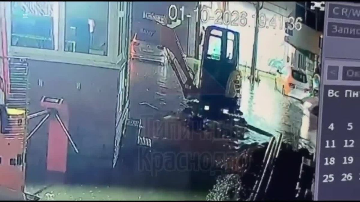 В Краснодаре на пересечении Тургенева и Монтажников люди буквально проваливались под землю – в раскопку, где подрядчики меняют трубы