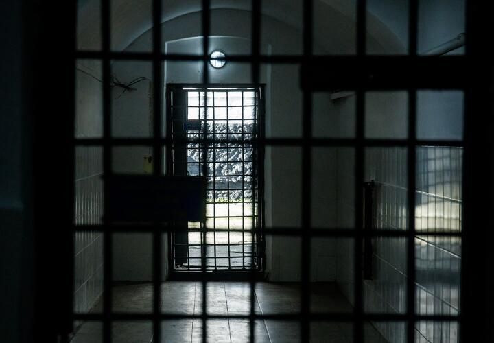 В российском городе отец избил 17-летнюю дочь и вытолкнул ее из окна четвертого этажа