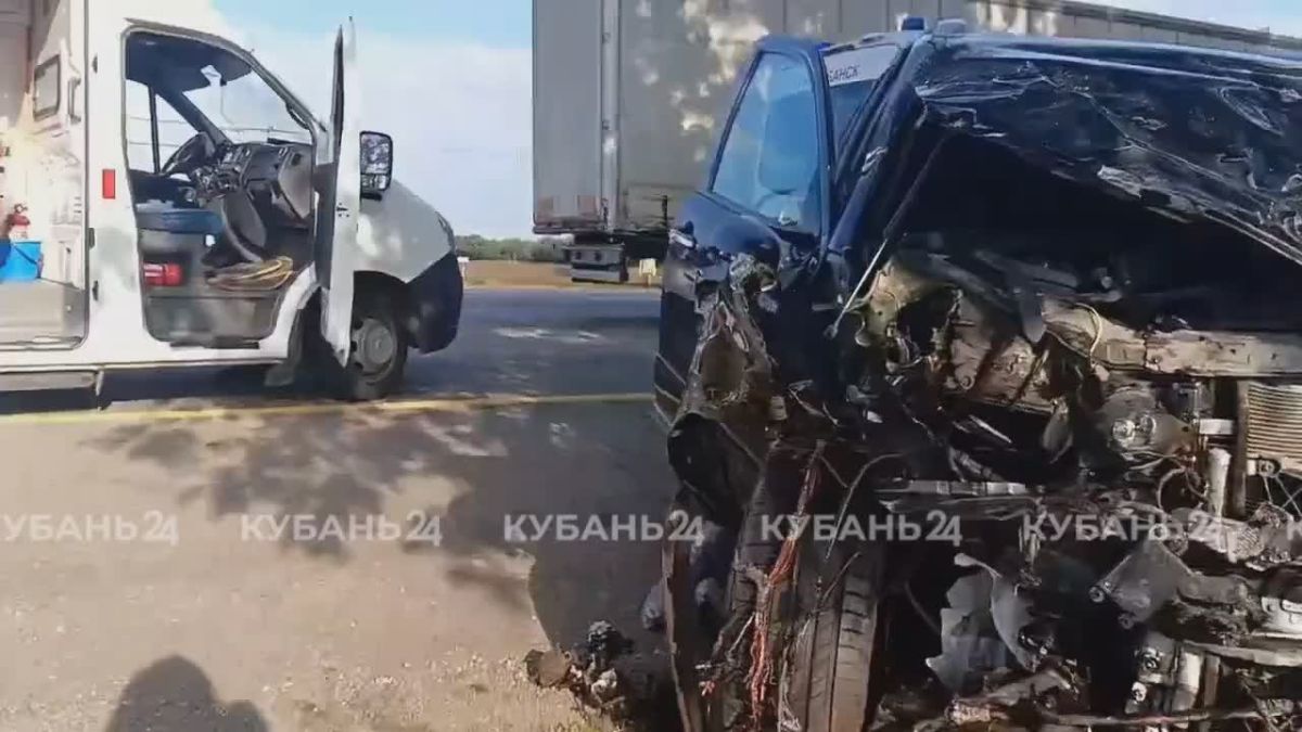 Fiat залетел под фуру в тройном ДТП на трассе в Новокубанском районе