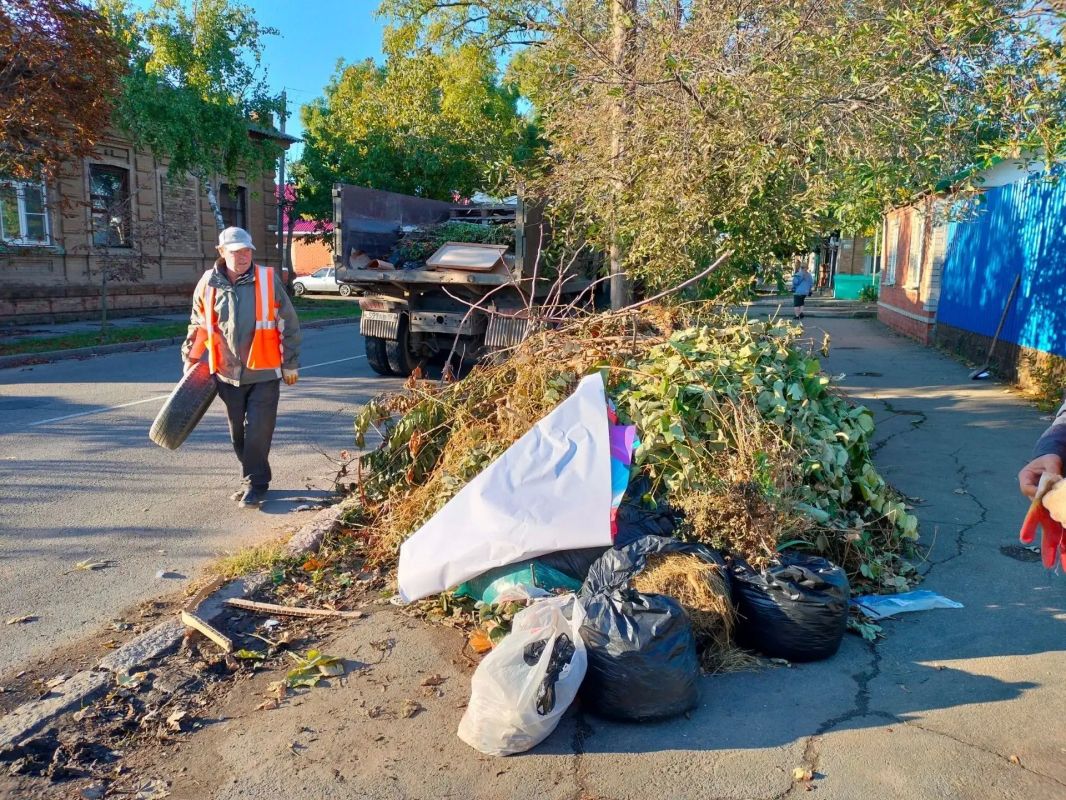 В ежедневной заботе о чистоте городских территорий у ейских коммунальщиков не стала исключением и сегодняшняя пятница