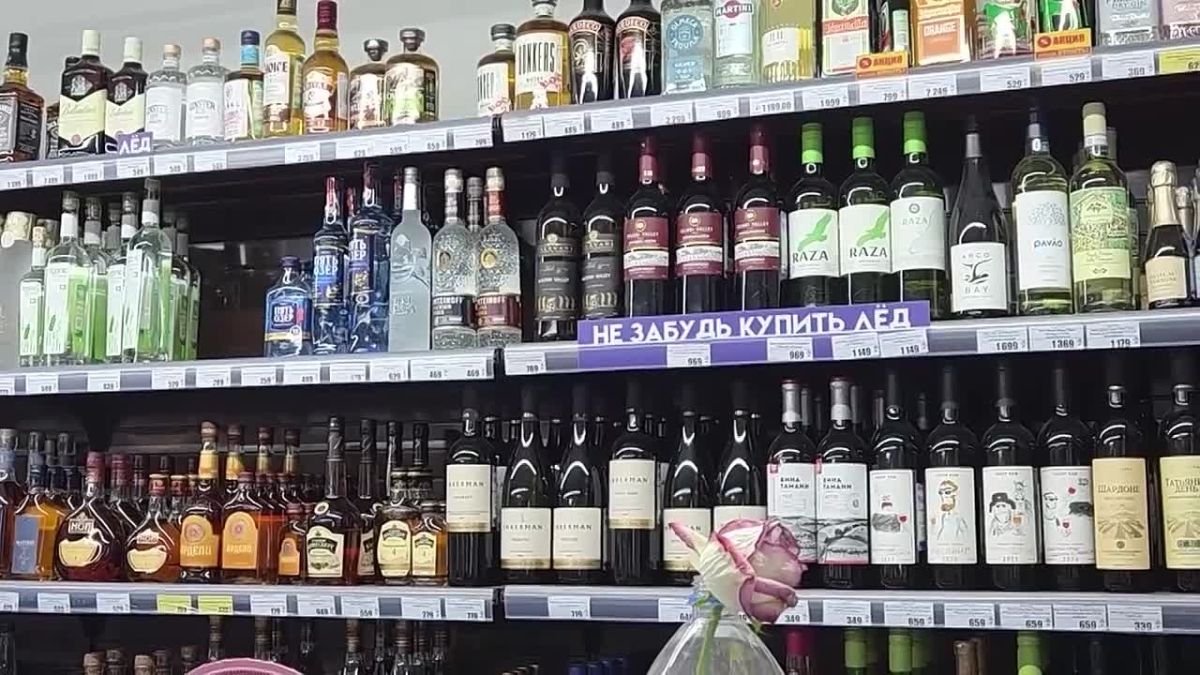 Краснодарские полицейские продолжают бороться с нелегальной торговлей алкогольными напитками в ночное время суток