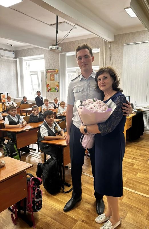 В преддверии Дня учителя сотрудник транспортной полиции навестил свою школьную наставницу