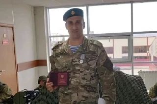 Боец СВО со сломанной ногой атаковал опорник врага, чтобы спасти товарищей