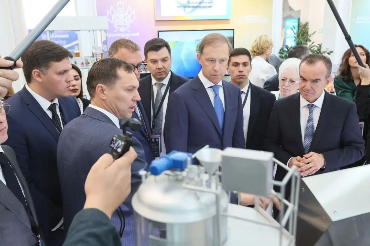 Денис Мантуров оценил разработки ученых Краснодарского края на выставочной экспозиции форума «Биопром»