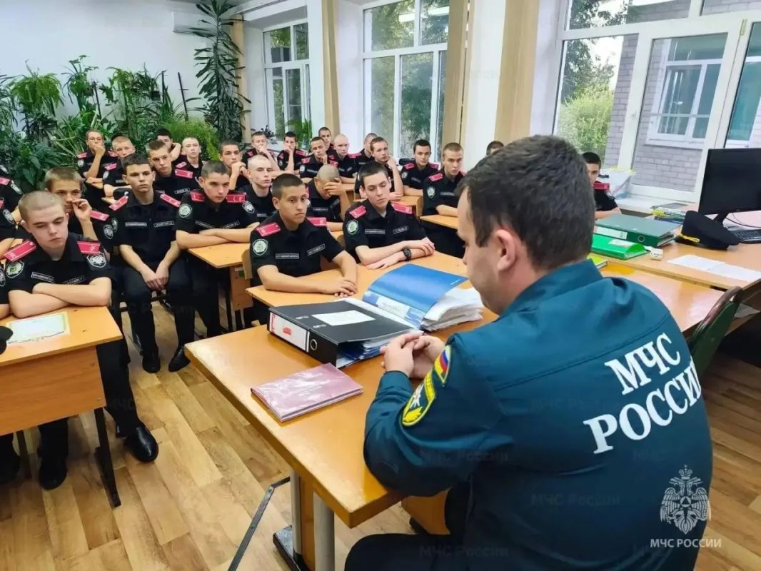 В кадетском корпусе г. Курганинска пожарные провели беседу о преимуществах поступления в вузы МЧС России