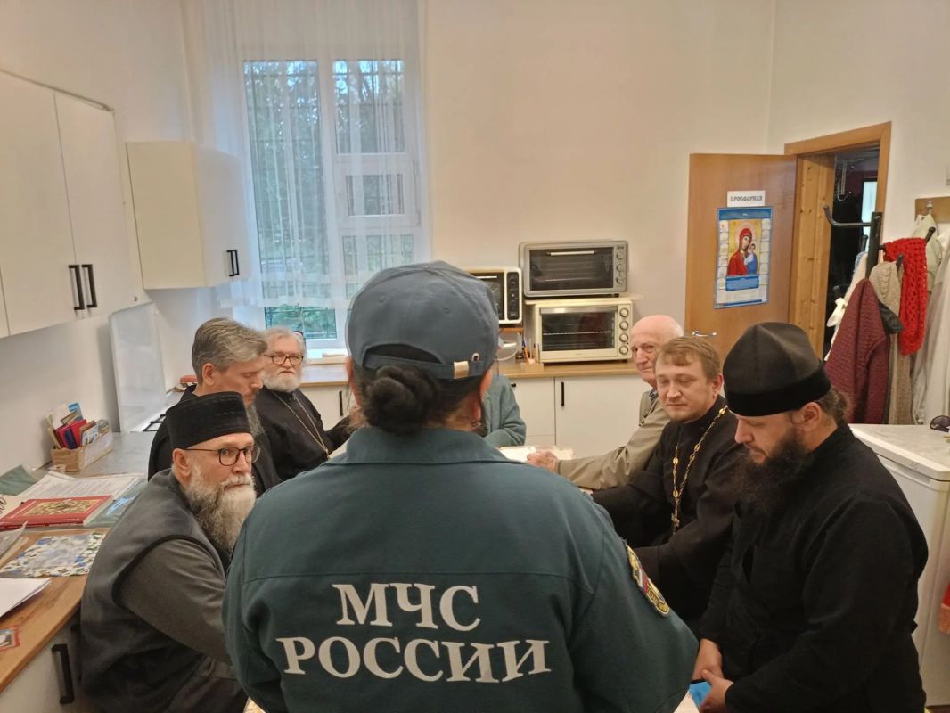 Сотрудник МЧС России провела беседу о пожарной безопасности с настоятелями храмов Апшеронского района