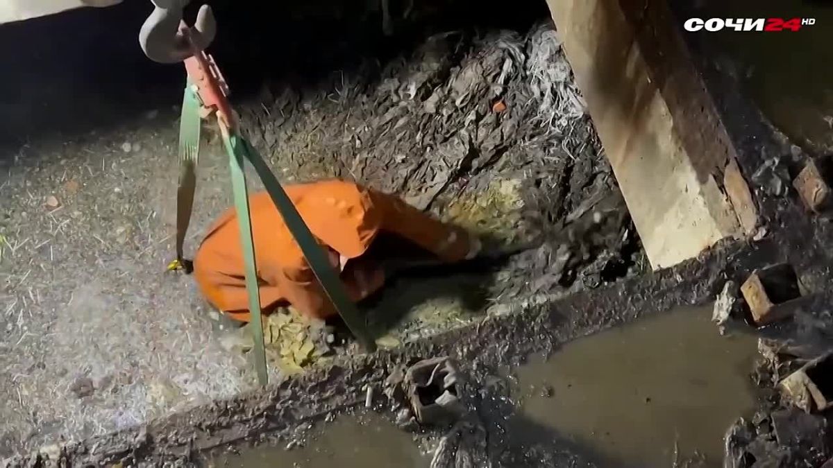 В Сочи на очистных сооружениях "Бзугу" в Хостинском районе расчистили приемный резервуар