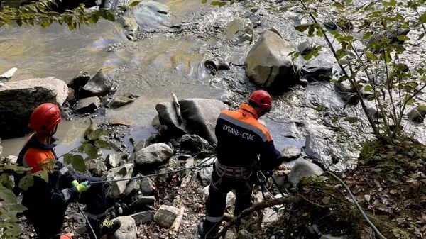 На камне посреди реки: в Сочи спасли отрезанную от суши туристку