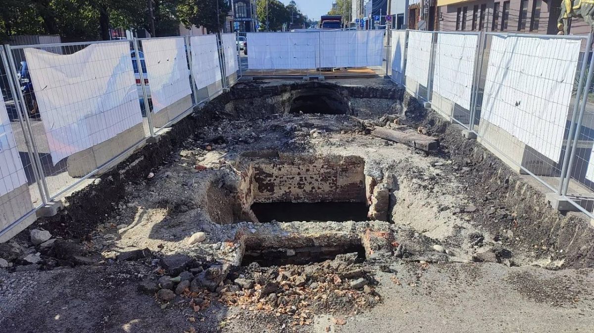 Ремонт коллектора после провала асфальта в Краснодаре займет до четырех месяцев