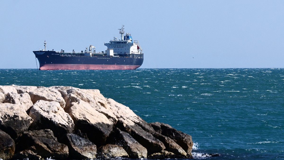 В Черном море загорелся нефтяной танкер после атаки: в Сочи и Сириусе закрыты пляжи
