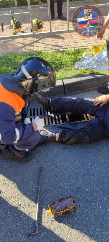 В Сочи мужчина застрял ногой в дождеприёмнике во время работ