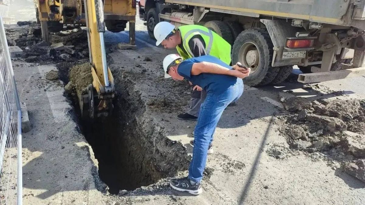 Скрытые разрушения коллектора затянут ремонт на Красных Партизан на четыре месяца