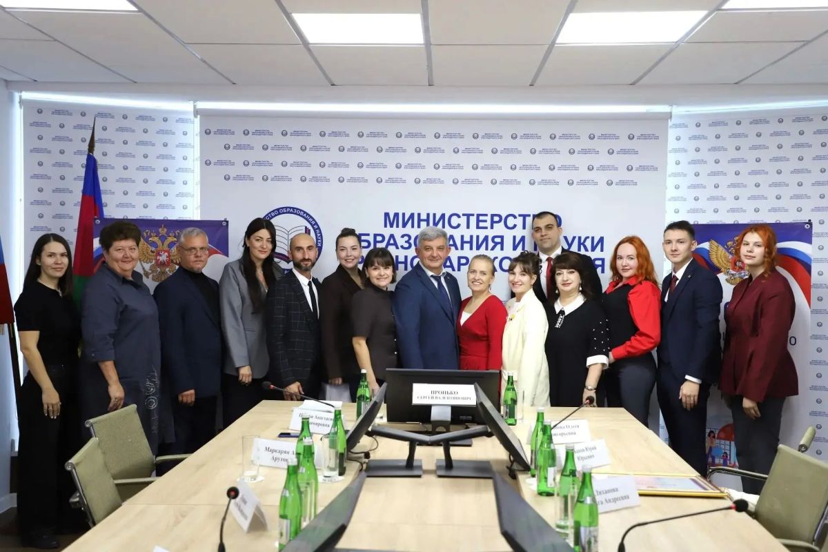 Поздравляю с Днём работника дополнительного образования!