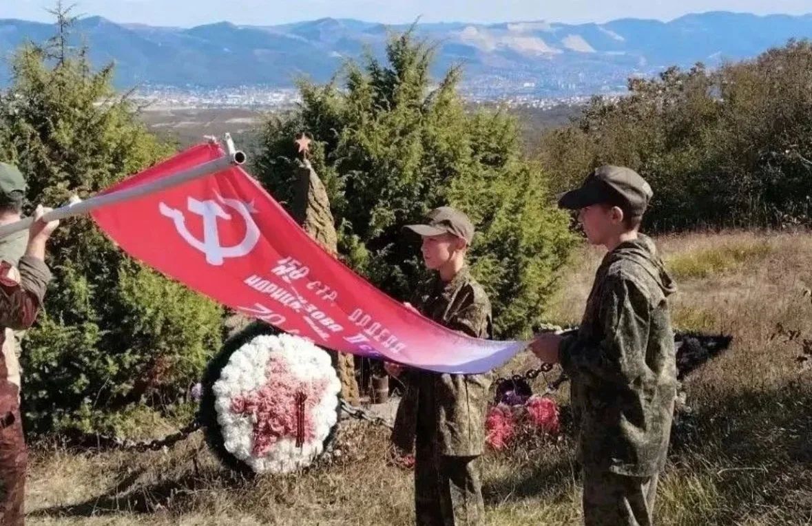 Юные казаки вместе с родителями и наставниками обновляют флаги на братских могилах воинов, погибших при освобождении Новороссийска