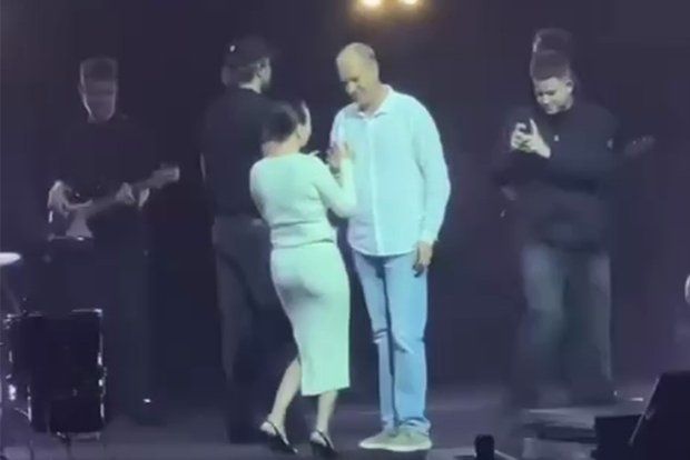 На концерте рэпера Басты в Краснодаре женщина сделала предложение своему возлюбленному