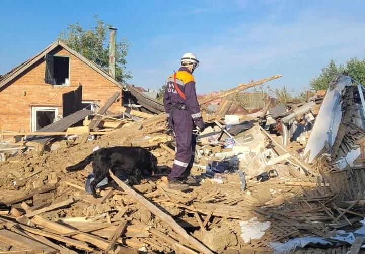 Есть погибший: сильный взрыв случился в доме в посёлке Яблоновском под Краснодаром. Стёкла выбило даже в соседних зданиях