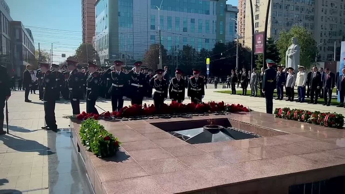 Начальник Краснодарского гарнизона полиции Андрей Платонов возложил цветы к Вечному огню