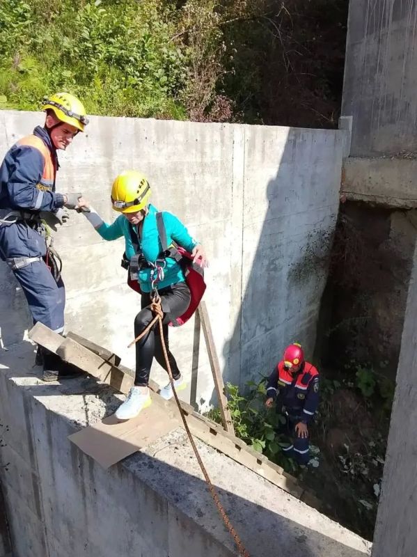 Женщина полезла в котлован за собакой и сама оказалась в беде
