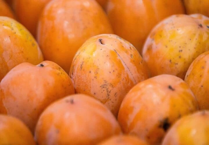Осенний плод для красоты: кому можно, а кому нежелательно есть хурму