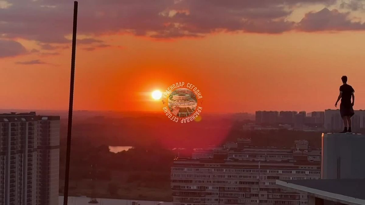 Опасные игры на высоте. Подростки лазят по крышам в Краснодаре