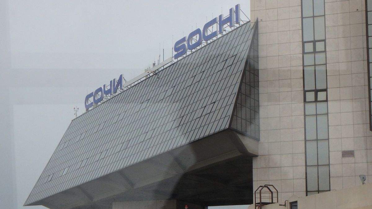 Обломки беспилотников ВСУ упали на аэропорт, дома и отели в Сочи