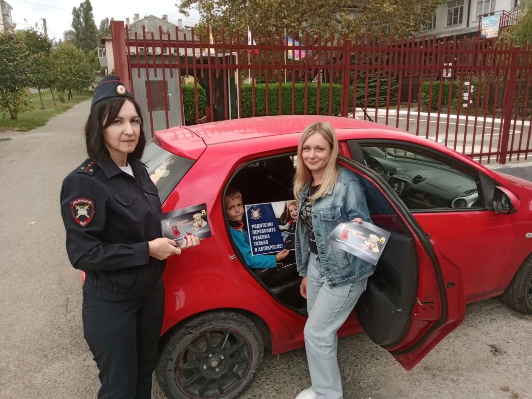 Госавтоинспекторы Новороссийска напомнили родителям о правилах безопасной перевозки маленьких пассажиров